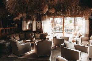 Posezení v ubytování Jufenalm BOHO Hotel & Restaurant
