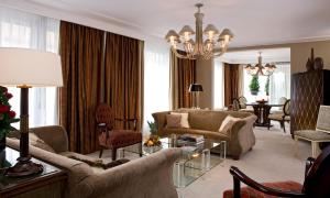 uma sala de estar cheia de mobiliário e um lustre em Warwick Paris (Former Warwick Champs-Elysees) em Paris
