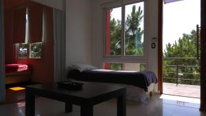 1 dormitorio con cama, mesa y ventana en Punta 28 en Las Gaviotas