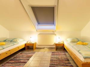 a room with two beds and a window on the wall at Ferienwohnung Putbus in Güstelitz