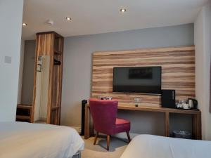 TV a/nebo společenská místnost v ubytování Escape Hotel
