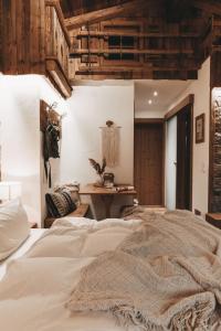 Postel nebo postele na pokoji v ubytování Jufenalm BOHO Hotel & Restaurant
