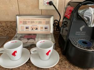 Příslušenství pro přípravu čaje a kávy v ubytování Tiana Beach Inn