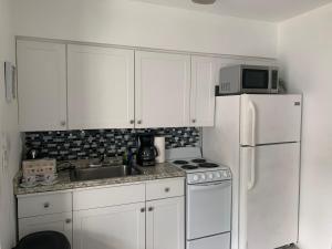 Kuchyň nebo kuchyňský kout v ubytování Tiana Beach Inn