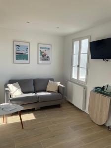 sala de estar con sofá y ventana en Réalaplage studio de charme sur Rivedoux, en Rivedoux-Plage