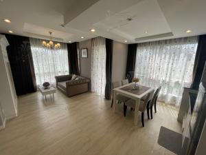 salon ze stołem i kanapą w obiekcie Exclusive Garden View 1 bedroom suite @Patio Bangsaen w mieście Bang Saen