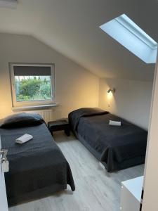 Ένα ή περισσότερα κρεβάτια σε δωμάτιο στο Pensjonat Komorniki