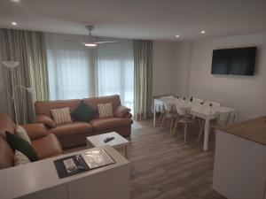 sala de estar con sofá y mesa en SUITEDREAMS - Pollancre 23, en Andorra la Vella