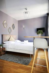 a bedroom with a bed and a table and a chair at 404 - Petit bijou dans immeuble hôtelier Paris 5 in Paris