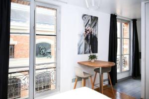 a dining room with a table and a window at 404 - Petit bijou dans immeuble hôtelier Paris 5 in Paris