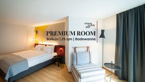 布里格Hotel Stockalperhof的一间带床和椅子的酒店房间