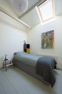 Säng eller sängar i ett rum på TUUS in Dishoek