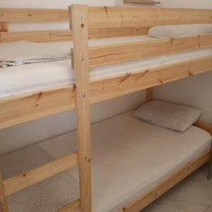 מיטה או מיטות קומותיים בחדר ב-Makenzy 12