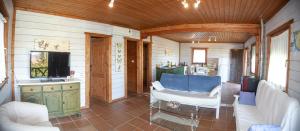 Telewizja i/lub zestaw kina domowego w obiekcie Rural Tarifa Beach Las Cabañas