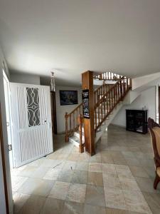 um corredor com escadas e uma lareira numa casa em Hermosa y espaciosa casa familiar en Anapoima em Anapoima