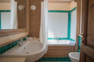 A bathroom at Il Giardino degli Oleandri