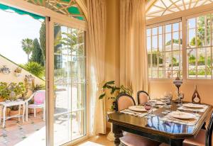 comedor con mesa y ventana grande en Capricho Montepino 1 Las Palomas, en La Herradura