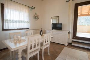 A television and/or entertainment centre at Il Giardino degli Oleandri