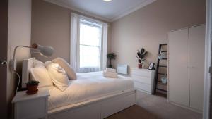 1 dormitorio con cama blanca y ventana en Great 1 Bed Walking Distance To Whiteladies Road en Bristol