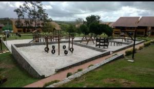 ein Park mit einem Spielplatz mit Tischen und Bänken in der Unterkunft WINTERVILLE GRAVATá in Gravatá