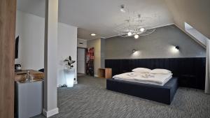 Posteľ alebo postele v izbe v ubytovaní Hotel Made in Napoli by Siervo Międzybórz