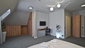 Televízia a/alebo spoločenská miestnosť v ubytovaní Hotel Made in Napoli by Siervo Międzybórz