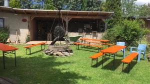 a group of picnic tables and chairs in a yard at Stal-escapade in Großlangenfeld