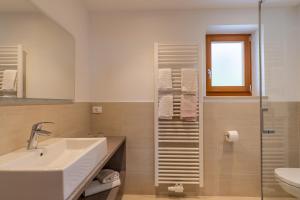 y baño con lavabo, aseo y ducha. en Wiesengrund - Wohnung 1, en Tirolo
