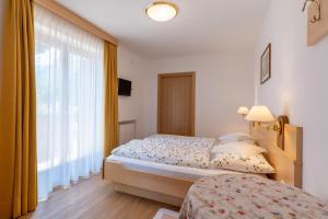 A bed or beds in a room at Wiesengrund - Wohnung 1