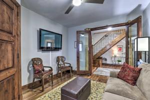 Ruang duduk di Downtown Park City Vacation Rental Near Ski Lift!