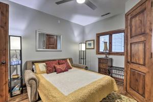 Katil atau katil-katil dalam bilik di Downtown Park City Vacation Rental Near Ski Lift!