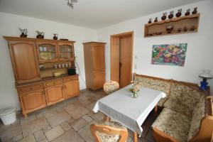 a room with a table and chairs and a cabinet at Ferienwohnung am Netzener See in Netzen