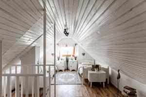 ein Schlafzimmer mit 2 Betten und eine Treppe in einem Haus in der Unterkunft Szofi Porta in Marcali