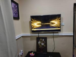 TV o dispositivi per l'intrattenimento presso The Edgewood Manor, Entire Service apartment with 24 hours power