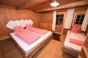 una camera con due letti in una cabina di Gallfallalm a Santa Maddalena in Casies Valbassa