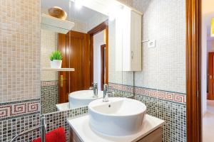 łazienka z dwiema umywalkami i lustrem w obiekcie Apartamento El Recreo Torrox by Solset w mieście Torrox +19 zdjęć