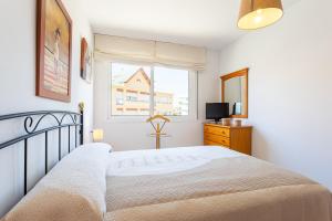 biała sypialnia z łóżkiem i oknem w obiekcie Apartamento El Recreo Torrox by Solset w mieście Torrox
