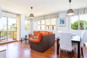 salon z kanapą i stołem w obiekcie Apartamento El Recreo Torrox by Solset w mieście Torrox