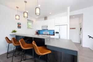 una cocina con una gran isla con taburetes en 784 Florida, en Durango