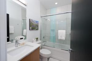 Un baño con inodoro y ducha de cristal. en 784 Florida, en Durango 25 fotos más