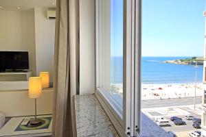 Cette chambre d'hôtel offre une vue sur la plage. dans l'établissement Rio Spot Homes D041A, à Rio de Janeiro