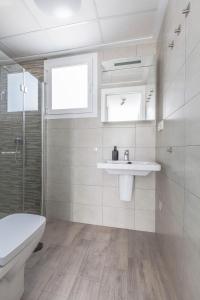 ein Badezimmer mit Waschbecken, Toilette und Dusche in der Unterkunft Casa Bos Dolphin Pool Jacuzzi 6p in Puerto Marino