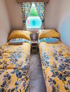Llit o llits en una habitació de Spacious Caravan - Thorpe Park Cleethorpes