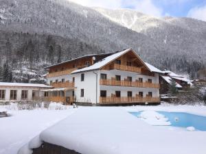 Seehotel am Hallstättersee modern rooms að vetri til