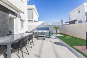 Balkón alebo terasa v ubytovaní Casa Bos Dolpfin Wellness Luxury Entire Villa Pool & Jacuzzi Gran Alacant near Beach