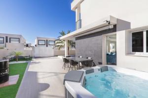 Bazén v ubytovaní Casa Bos Dolpfin Wellness Luxury Entire Villa Pool & Jacuzzi Gran Alacant near Beach alebo v jeho blízkosti