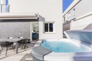 Bazén v ubytovaní Casa Bos Dolpfin Wellness Luxury Entire Villa Pool & Jacuzzi Gran Alacant near Beach alebo v jeho blízkosti