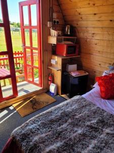 Postel nebo postele na pokoji v ubytování Glamping Pod in St Austell Sleeps 2 with Spa