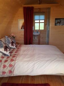 Postel nebo postele na pokoji v ubytování Glamping Pod in St Austell Sleeps 2 with Spa
