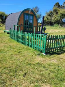 Zahrada ubytování Glamping Pod in St Austell Sleeps 2 with Spa